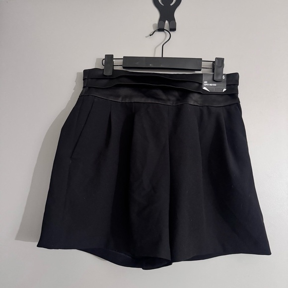 NWT Express Midi Super High Rise Tuxedo Waist Shorts Black Size 6 - Picture 1 of 4